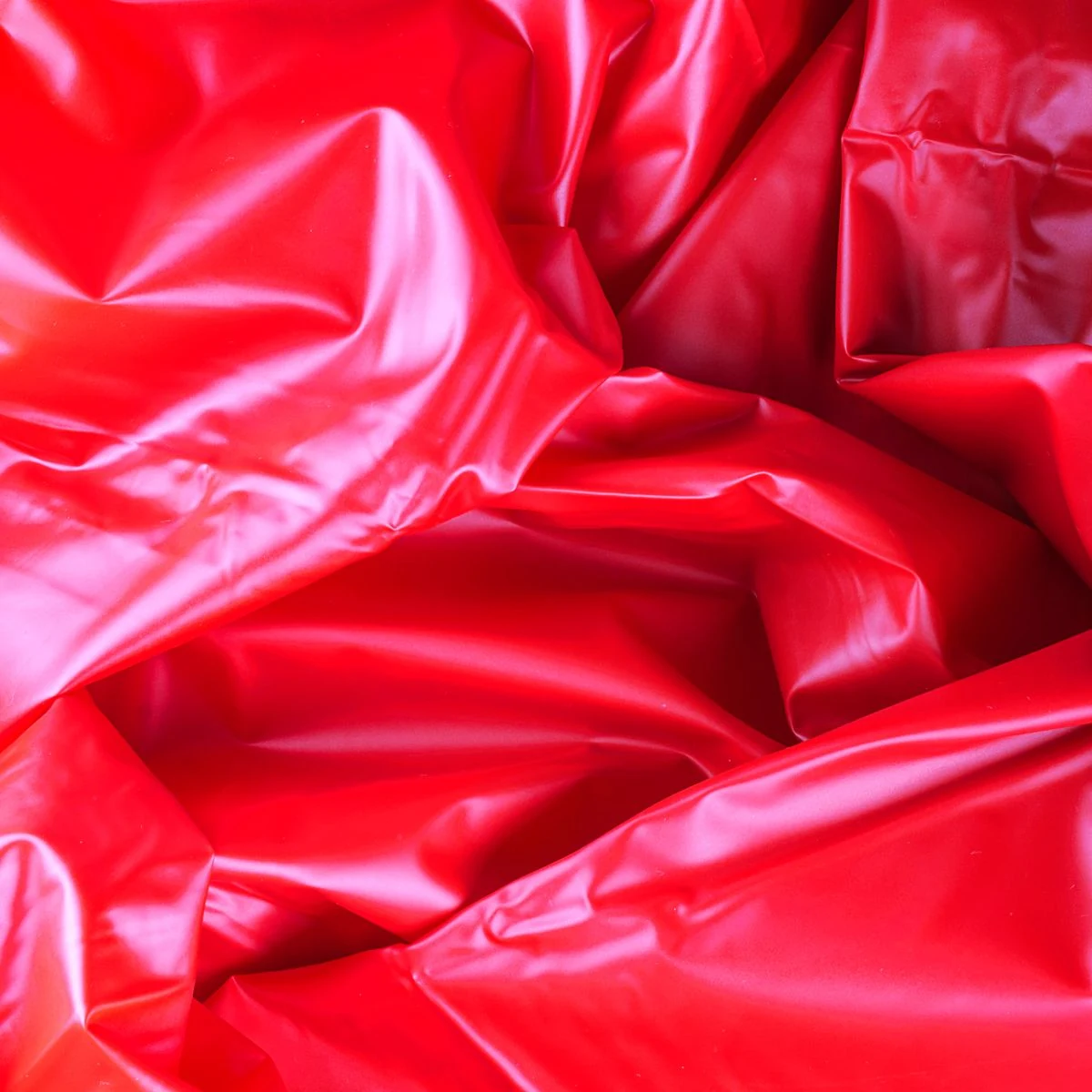 Rood laklaken 180 x 230 cm van PVC, makkelijk schoon te maken met lauwwarm water en milde zeep